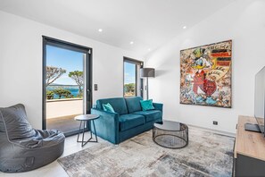 Living area - Fully renovated four-bedroomed Villa in Sinopolis with pool and great sea views. (Gassin)