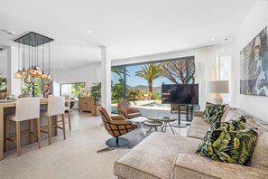 Living area - Fully renovated four-bedroomed Villa in Sinopolis with pool and great sea views. (Gassin)