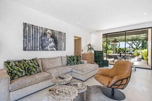 Living area - Fully renovated four-bedroomed Villa in Sinopolis with pool and great sea views. (Gassin)