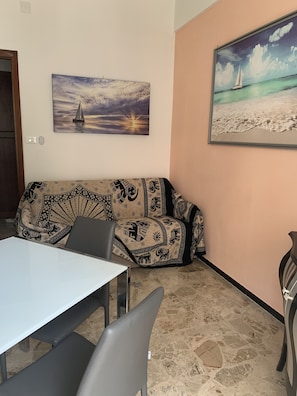 Apartamento básico | Área de estar | TV de tela plana 19 polegadas com canais digitais