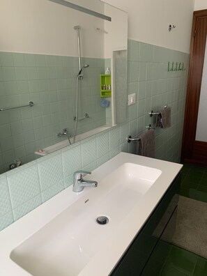 เบสิกอพาร์ทเมนท์ | ห้องน้ำ | ของใช้ในห้องน้ำฟรี, ไดร์เป่าผม, โถสุขภัณฑ์แบบบิเดท์, ผ้าเช็ดตัว