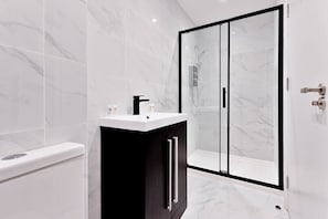 Douche, sĂšche-cheveux, serviettes fournies, shampoing