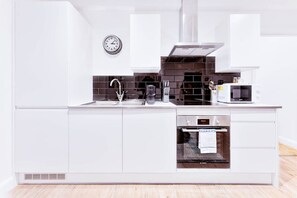 Kjøleskap, mikrobølgeovn, ovn og kokeplater