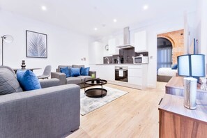 Televisión y oficina 