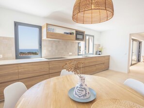 ثلاجة، ميكروويف، فرن، غسالة أطباق