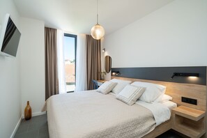 2 chambres, coffres-forts dans les chambres, bureau