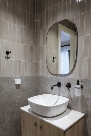 Shower, hair dryer, towels, toilet paper - Luxury Apartments of Colossus - Artemis (Rhodes)