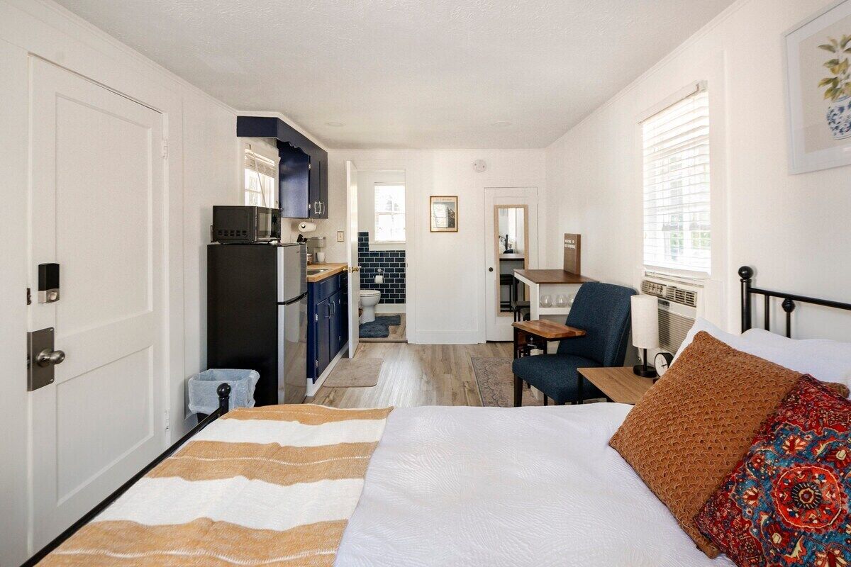 Iron/ironing board, free WiFi, bed sheets