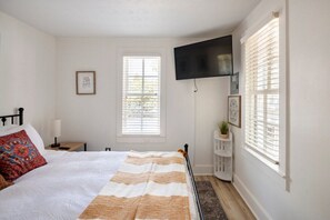 Iron/ironing board, free WiFi, bed sheets
