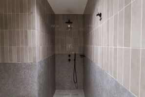 Dusche, Haartrockner, Handtücher, Toilettenpapier