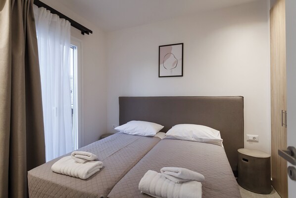 1 chambre, coffres-forts dans les chambres, fer et planche à repasser