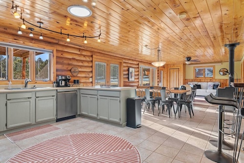 Moss Rock Aviator`s Haven