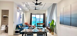 Familie appartement, 3 slaapkamers, toegankelijk voor mindervaliden, uitzicht op de stad | Woonruimte | Een 48-inch smart-tv met kabelzenders, een videogameconsole en Netflix