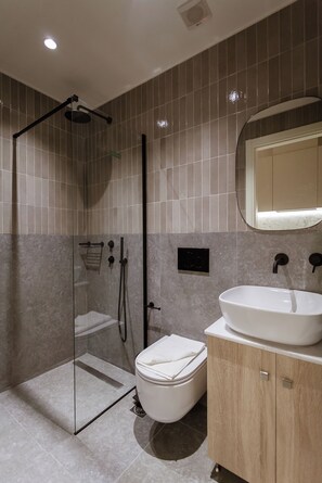 Dusche, Haartrockner, Handtücher, Toilettenpapier