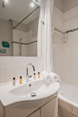 Hair dryer, towels - Wanderer's Retreat, by Veeve (Paris)