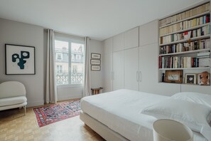 2 bedrooms, WiFi, bed sheets - Wanderer's Retreat, by Veeve (Paris)