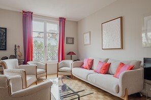 TV - Wanderer's Retreat, by Veeve (Paris)