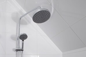 Haartrockner, Handtücher, Seife, Shampoo