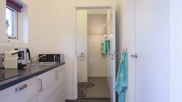 Frigorífico, microondas, horno y placa de cocina