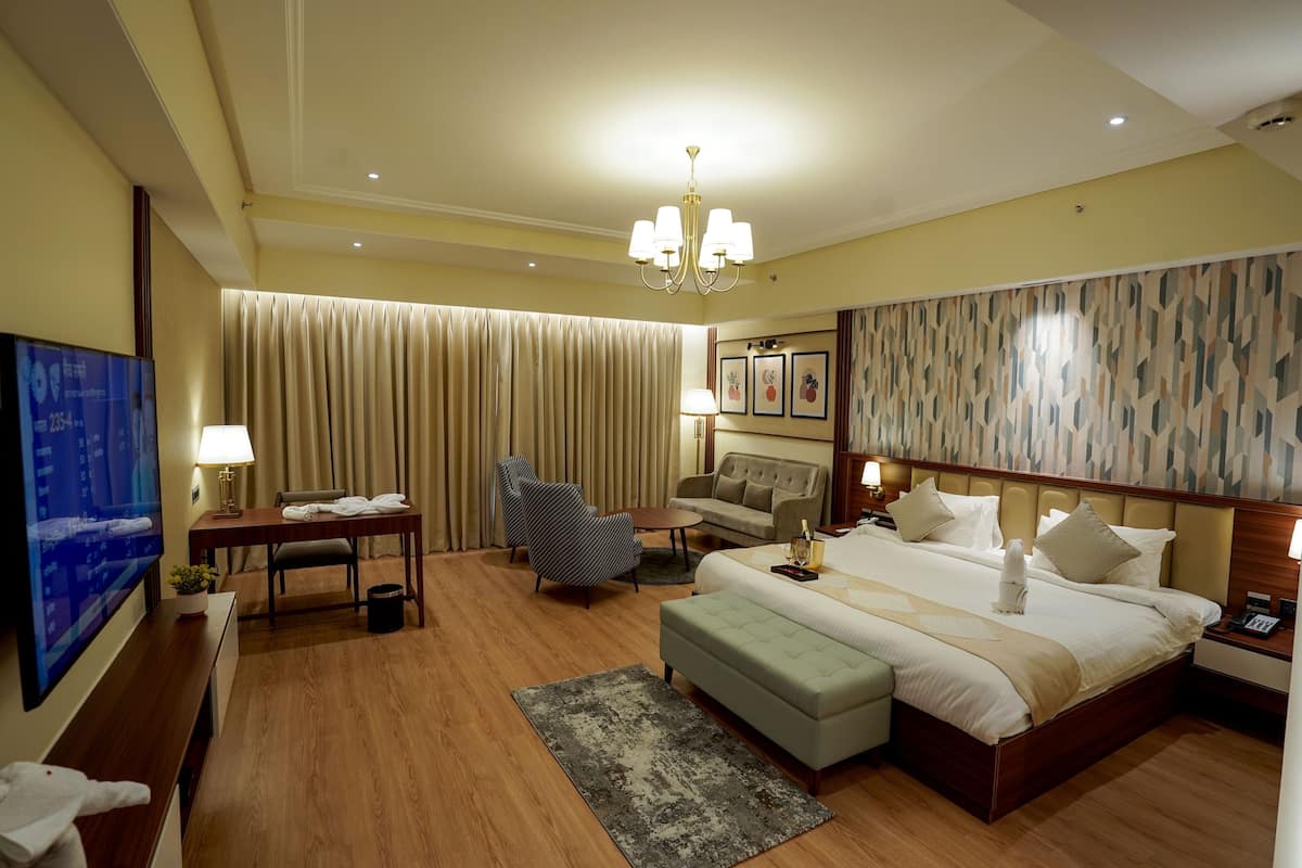 Premium Room | 1 bedroom, in-room safe, desk, blackout drapes