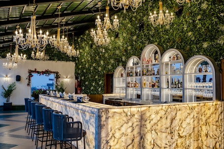 Restaurant. M2 Square by Monday Premium