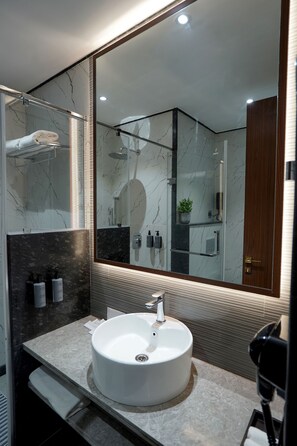 Deluxe Room | Bathroom