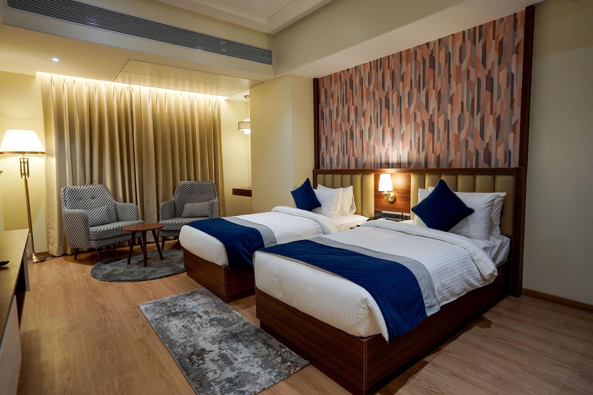 Superior Room | 1 bedroom, in-room safe, desk, blackout drapes