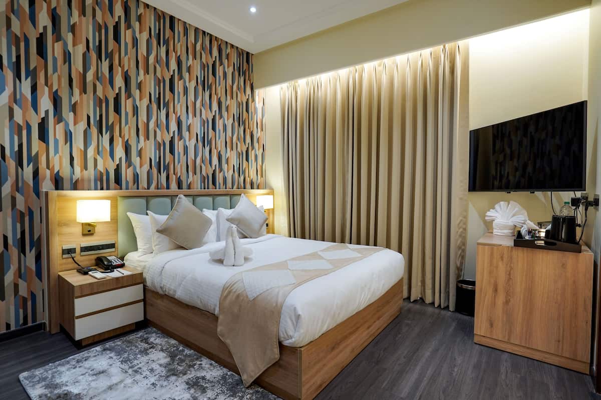 Deluxe Room | 1 bedroom, in-room safe, desk, blackout drapes