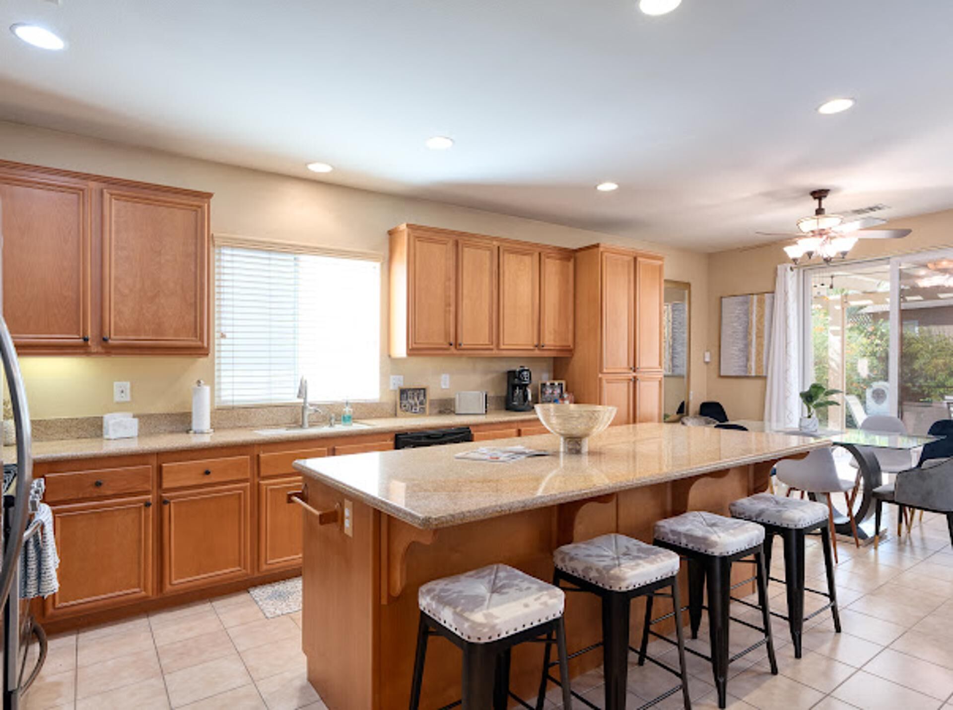 Rumah | Dapur pribadi | Lemari es, microwave, oven, dan kompor