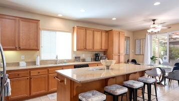 House | Dapur peribadi | Peti sejuk, ketuhar gelombang mikro, ketuhar, dapur