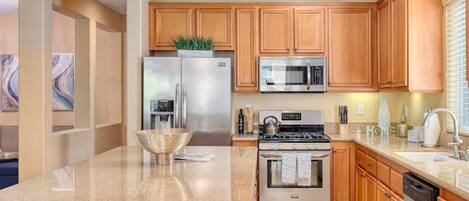 Casa | Cocina privada | Refrigerador, microondas, horno y parrilla de estufa