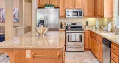 Stunning 4-bed House in Indio in Golf Course Commu