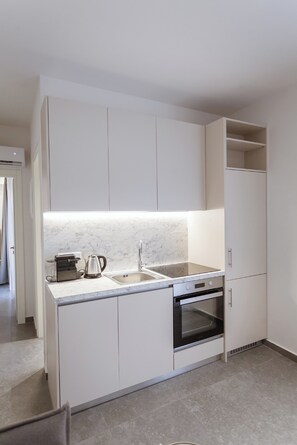 Fridge, dishwasher, coffee/tea maker, electric kettle