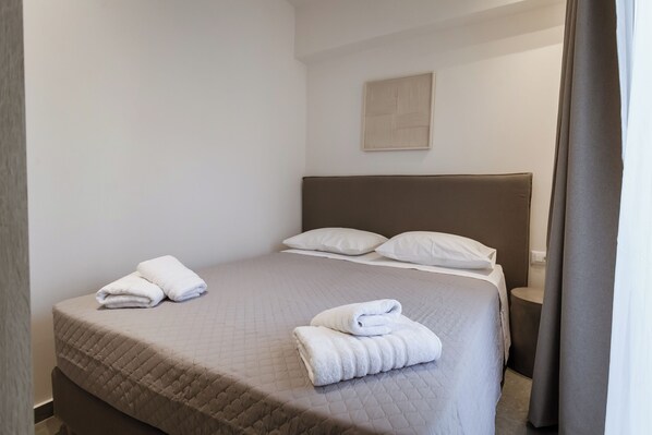 1 habitación, tabla de planchar con plancha, wifi gratis y ropa de cama 