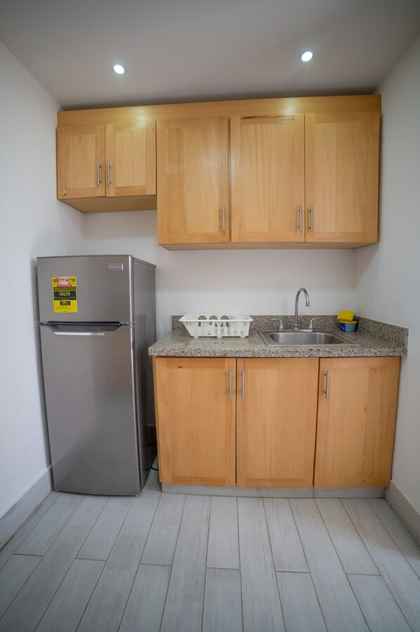 Kühlschrank, Mikrowelle, Ofen, Wasserkocher mit Kaffee-/Teezubehör