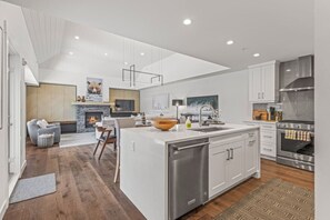 Fridge, microwave, oven, stovetop - Mountain Luxury | 3 Bed Designer Penthouse (Canmore)