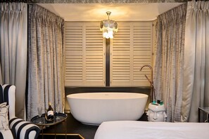 Luxury Studio Suite | Egyptian cotton sheets, premium bedding, pillowtop beds - Funky Monk Restaurant and Rooms (Epping)
