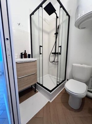 Douche, sĂšche-cheveux, serviettes fournies, papier toilette