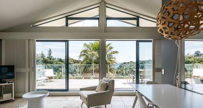 Villa Blanca - Villa Blanca is the perfect holiday accommodation if you are seeking quality accommodation for up to 4 guests. This Villa is in located at the lowest point of the resort, making access in and out easy. Its elevated position offers wond