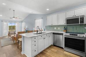 Fridge, microwave, oven, stovetop - Award-Winning True Blue Golf Course Community (Pawleys Island)