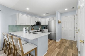 Fridge, microwave, oven, stovetop - Award-Winning True Blue Golf Course Community (Pawleys Island)