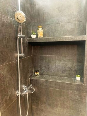 Apartemen | Kamar mandi | Shower dan handuk