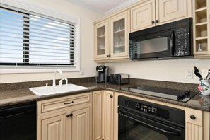 Frigorífico, microondas, horno y placa de cocina