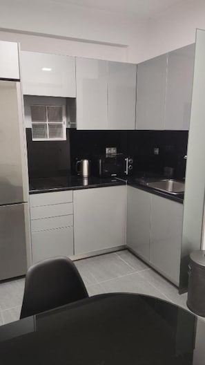 Appartamento | Cucina privata | Frigorifero, microonde, piano cottura, bollitore elettrico