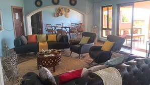 Quarto luxo, vista para a praia | Área de estar | Smart TV 46 polegadas com canais via satélite, impressoras