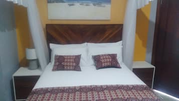 Kamar Deluks, pemandangan pantai | Didekorasi berbeda-beda, meja kerja, dan ruang kerja ramah laptop