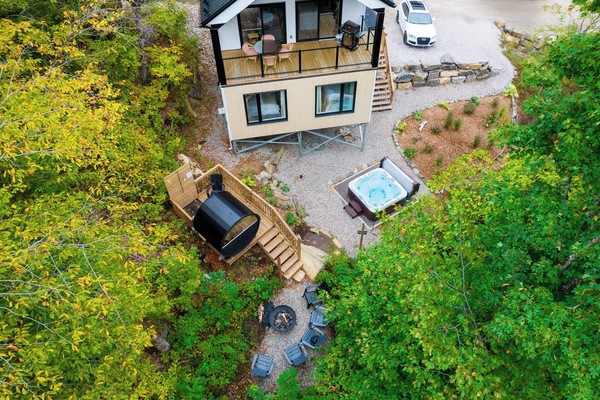L’extérieur du chalet est entièrement aménagé avec un spa et un sauna — le combo parfait pour se détendre.
