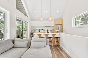 TV, caminetto, libri, studio