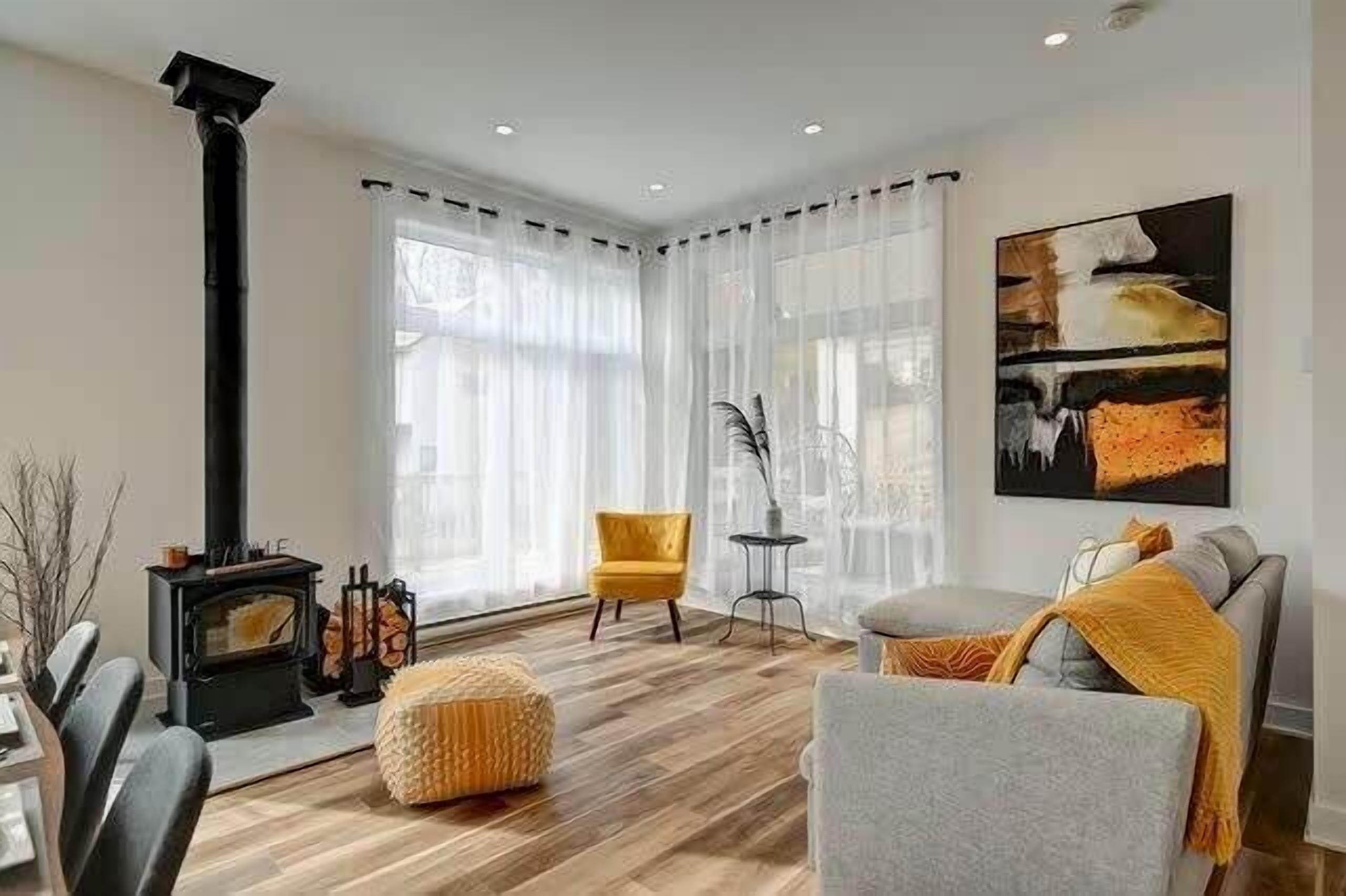 تلفزيون، مدفأة، كرة قدم الطاولة، كُتُب