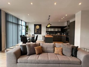 TV - Stunning Apartment at Glasgow Hydro & SECC (Glasgow City)